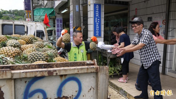 市議員林明智（左）和里長集資，到南投購買鳳梨。（記者盧賢秀攝）