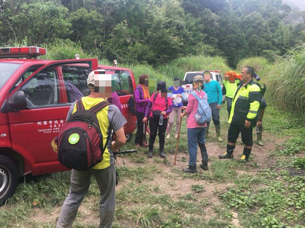 9名山友登塔曼山迷路，警消趕在颱風登陸前救援。（記者李容萍翻攝）