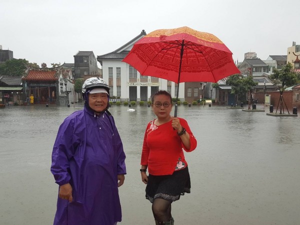 0702暴雨造成鹿港公會堂前廣場被洪水淹沒，宛如游泳池。（魏秀娟提供）