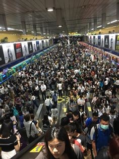 台北市今（10）日下午4點起放颱風假，各捷運站現正傳出「塞人」狀況。圖為捷運市政府站。（圖擷取自爆廢公社）