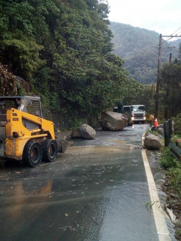 颱風過境，苗縣泰安鄉主要道路降下巨石，目前施工單位正在清除。（記者蔡政珉翻攝）