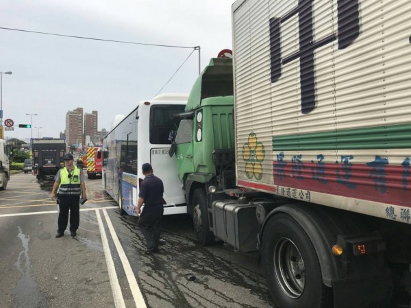 市公車遭曳引車追撞。（記者張軒哲翻攝）