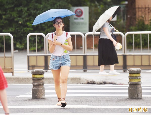 週四南部及山區依然有陣雨，週五開始明顯恢復為夏季天氣型態。（記者黃耀徵攝）