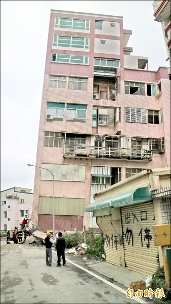 因強震倒塌成危樓的花蓮市國盛六街吾居吾宿大樓，建築執照上原本只有6樓，但現場可以看到7樓以上磁磚顏色明顯與1到6樓不同，屬於違建。（記者王錦義攝）