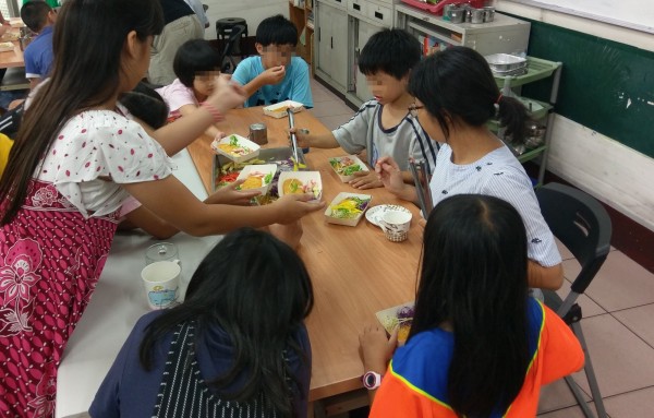 愛加倍社區服務協會辦理補救教學計畫，晚餐經費經常成為問題。（記者陳冠備翻攝）