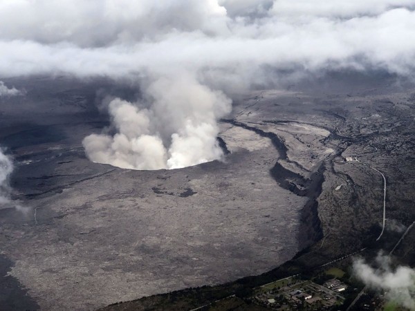 火山口噴出的氣體含有大量二氧化硫，溶入雨水將形成酸雨。（法新社資料照）