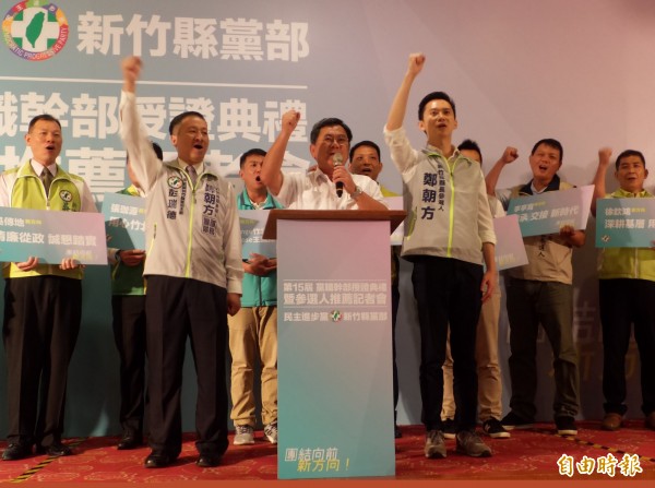 民進黨中央黨部秘書長洪耀福、選舉對策委員會召集人陳明文等人，今午首度到新竹縣，聯合推薦縣長參選人鄭朝方等14名選將。（記者廖雪茹攝）