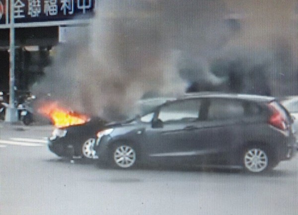 陳姓男子駕駛的奧迪汽車昨天在大里東榮路和永隆路口，和吳姓女子駕駛的汽車撞上，奧迪的引擎室起火燃燒。（記者陳建志翻攝）