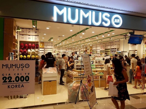 中國上海MUMUSO企業在越南胡志明市偽裝成南韓公司營業，店內不時播放韓流音樂，產品的標籤上也都寫著韓文，讓當地人誤以為是南韓商店，但事實上是間不折不扣的中國山寨店。（圖擷取自臉書）