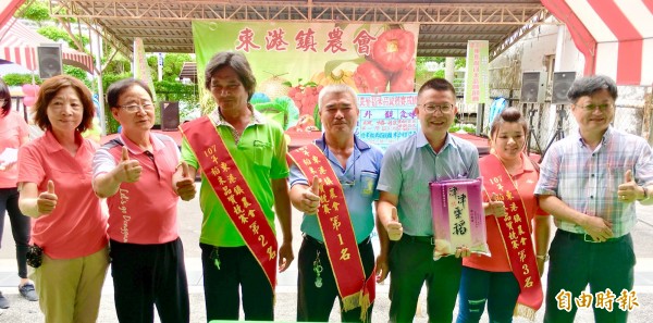 東港鎮由稻農王瑞發（中）代表參加台灣稻米達人競賽。（記者陳彥廷攝）