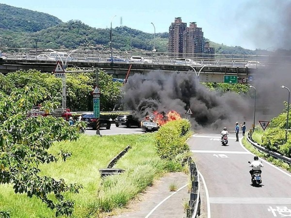 民眾拍下火燒車的驚險場面。（記者曾健銘翻攝臉書「細說淡水」）