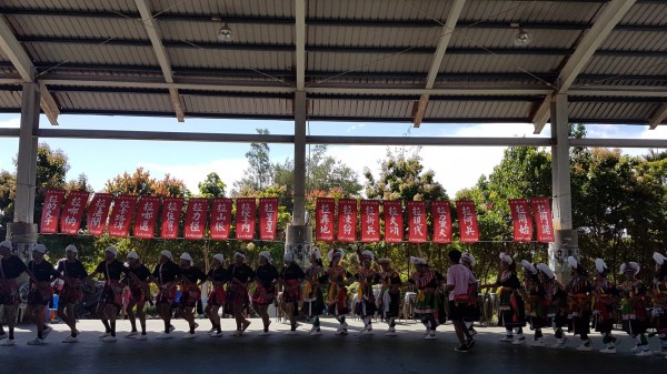 隆昌部落今天豐年祭，會場掛著紅色布條是各個年齡階層的名稱，最右邊「拉門諾」是最新的年齡階層名稱。（記者黃明堂翻攝）