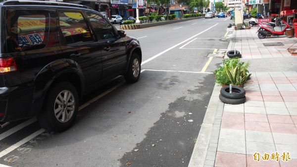 臨時停車應儘量靠邊，否則會被開罰。（示意照，記者李立法攝）