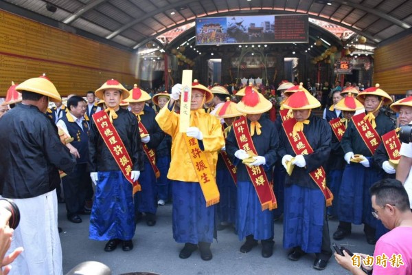 東港迎王大總理許振生帶領各角頭總理及七角頭爐主進行三跪九叩首禮，呈文恭請代天巡狩千歲爺在請王當日駕臨東港鎮界護祐地方。（記者陳彥廷攝）