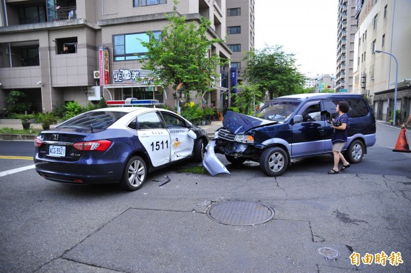 警方今天凌晨在黃女跳樓死亡地點發生車禍，車頭還硬生生轉向黃女死亡地點。（記者王捷攝）