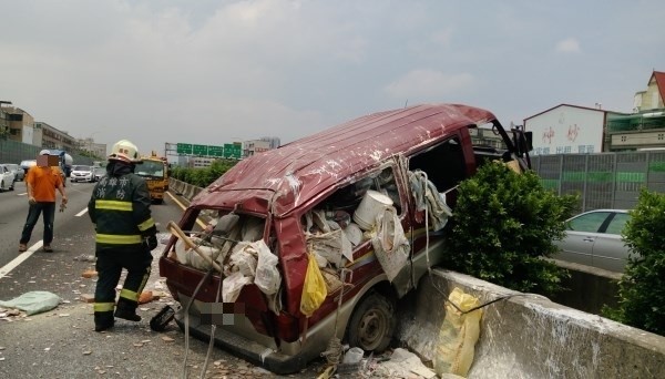 滿載建築工具的廂型車，今天近中午行經國道1號高雄楠梓北上路段，疑似爆胎失控自撞。（記者蘇福男翻攝）