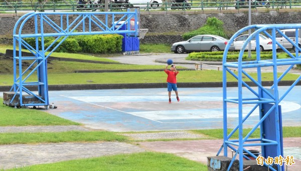 宜蘭河濱公園運動場，為宜蘭市民運動去處之一，市公所今年爭取到中央經費，將改善運動場設施，寄望向宜蘭運動公園看齊。（記者張議晨攝）