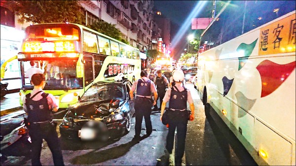 警方擊破車窗，將車上2男2女拖下車壓制。（記者王宣晴翻攝）