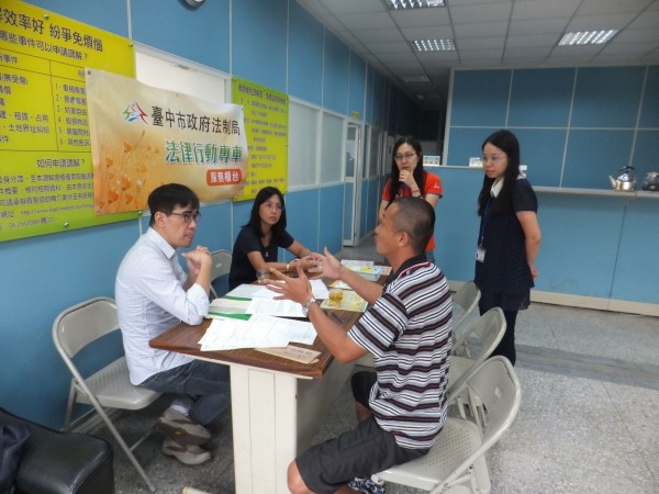 中市法律行動專車假日開進偏鄉學校及社區，提供免費法律諮詢服務。（台中市政府提供）