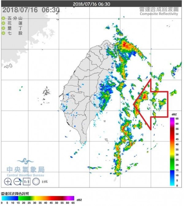 鄭明典指出，東方有水氣報到，因此天氣要開始轉變了。（圖擷自鄭明典臉書）