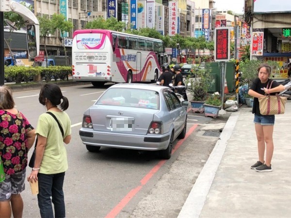 內壢火車站試辦科技執法，車輛違停就會提出警告，超過3分鐘將拍照舉發。（交通局提供）