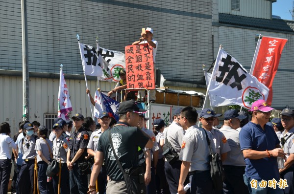 桃產總不滿職業工會遭打壓，在龍潭營區外向總統蔡英文喊話。（記者許倬勛攝）