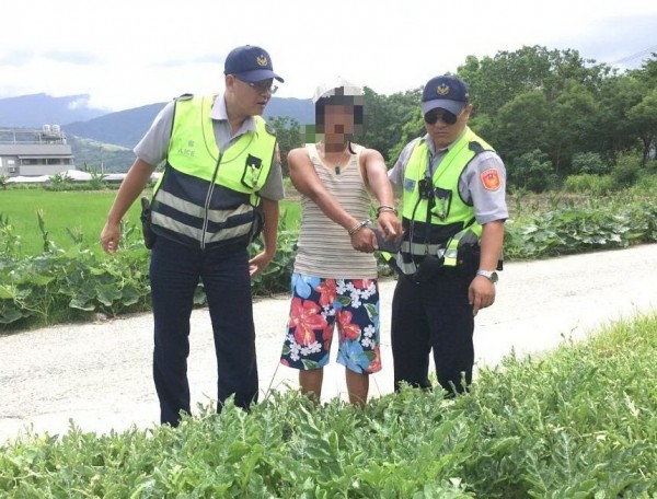 戴男坦承後，帶著警方回到果園，說明情況。（記者王秀亭翻攝）