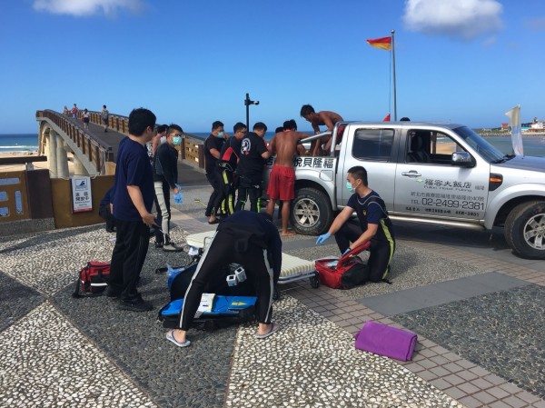 高姓男子戲水時疑身體不適，在海上載浮載沉，幸被衝浪客發現救上岸。（記者林嘉東翻攝）