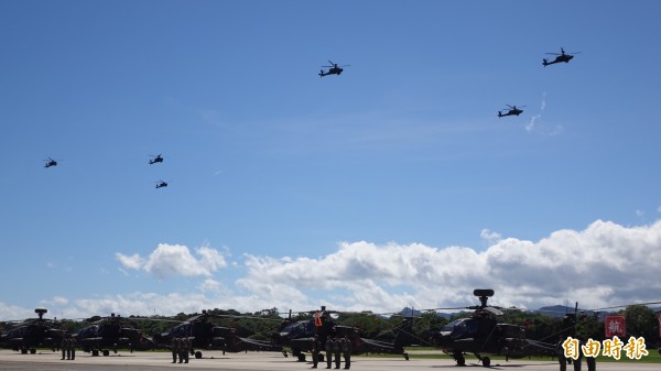 陸軍航空601旅AH-64E阿帕契攻擊直昇機，17日舉行成軍典禮。（記者叢昌瑾攝）