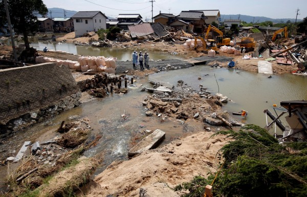 在豪雨過後，日本岡山縣和愛媛縣有2400桶桶裝瓦斯因河水氾濫被沖到河口，甚至漂到海上。圖為岡山縣倉敷市河岸潰堤。（路透）