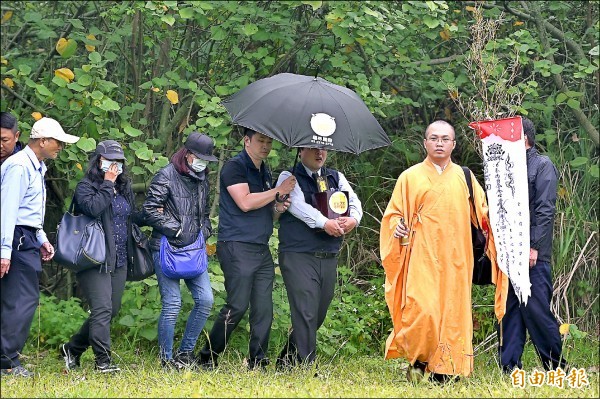 香港女子潘曉穎與男友陳同佳來台旅遊，卻遭陳男殺害後棄屍，士林地檢署遺體解剖報告日前出爐，除確認潘女確實懷有身孕外，因頸椎骨向右上方脫位，研判是遭陳男從後方以手臂勒頸致死，圖為當時家屬到棄屍現場招魂情形。（資料照）