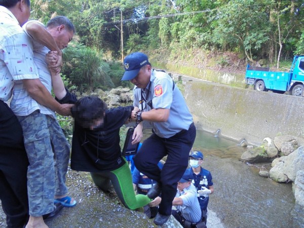 嘉義縣布袋鎮24歲蔡姓女子高中畢業後多次考醫學院失利，日前突然情緒低落，騎機車到58公里遠的中埔鄉山區一處野溪旁吞藥輕生，幸被村長及鄉親發現報案獲救，結束一場驚魂記。（中埔警分局提供）