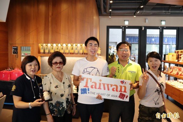 萩原駿介造訪寶泉甘味手造所，與市議員謝志忠等一起高喊「我愛台灣」。（記者歐素美攝）