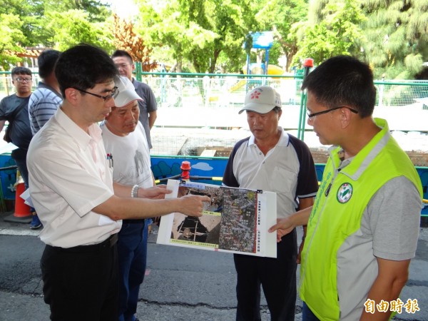 台南市議員參選人林士傑（右1）與里長、市府水利局人員會勘利南街地下箱涵施工延誤問題。（記者王俊忠攝）