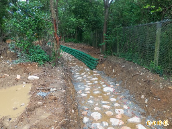 新竹縣湖口鄉公所向農委會爭取5000萬元經費打造觀景公園，卻在首期施作水保工程時，意外挖出大量陳年廢棄物，使得開發案被迫擱置。（記者廖雪茹攝）