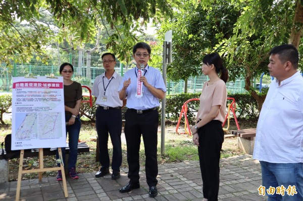 立委洪慈庸（右二）邀相關單位會勘潭雅神綠園道，觀旅局副局長陳育正（中）表示，市府將於明年3月發包、11月完成改善。（記者歐素美攝）