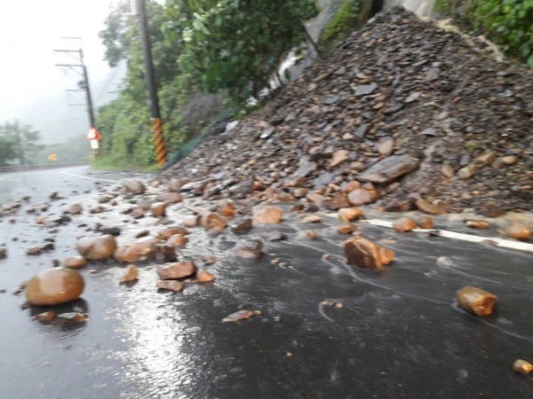 時雨量破百毫米，六龜路段傳零星災情。（記者黃佳琳翻攝）