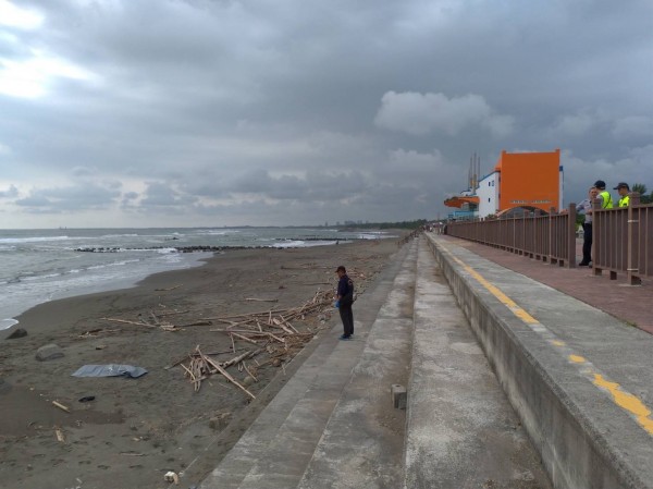 19日下午，台南市南區黃金海岸沙灘出現一具女浮屍，警方到場調查。（記者王俊忠翻攝）