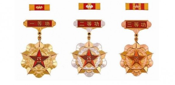 中國人民解放軍獎章有2種，其中1種為「立功獎章」，均由中國總政治部生產，「英雄模範獎章」分為1級與2級獎章，「立功獎章」則分為1等功、2等功與3等功獎章。（圖擷取自解放軍報）