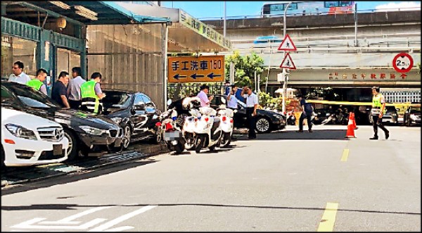 台北市濱江街一家洗車場昨天中午發生槍擊事件。（記者劉慶侯翻攝）
