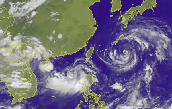 第10號颱風安比明天距台最近，南海又有熱帶擾動，台灣在南北夾擊下容易形成不穩定天氣。（圖擷自中央氣象局）