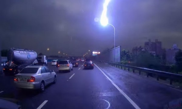 高雄市昨（19）日晚間起受大雷雨影響，許多地方瞬間雨勢驚人，也有民眾目擊夜空不斷發出陣陣閃電光芒，1位民眾則是在高雄交流道塞車時，看見閃電把路燈劈爆，令網友直呼「差點可以變閃電俠」。（圖擷取自爆廢公社）