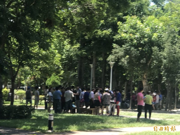 寶可夢熱潮不減，近來可見玩家群聚公園等處等待抓寶，不少玩家抓寶轉賣賺取外快。（記者吳仁捷攝）