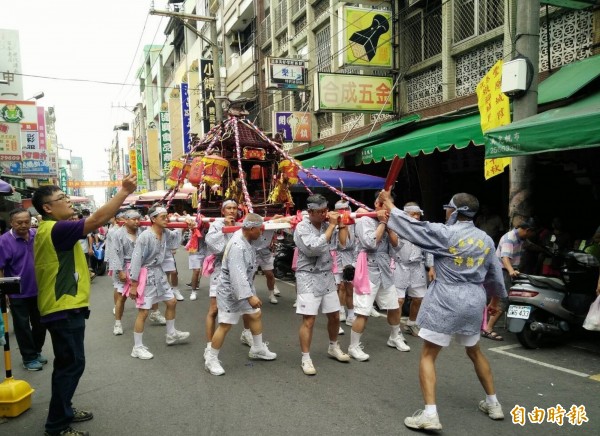 傳統市場行銷，豐原城隍爺乘坐日式神轎，由身穿浴衣的轎班扛轎遶境。（記者黃鐘山攝）