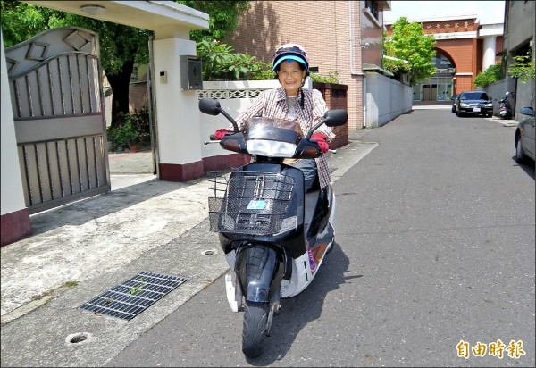 八十三歲阿嬤徐秋月上月十二日通過普通重型機車路考，取得駕照，她開心地說，「再也不用擔心被取締無照駕駛了。」（記者楊金城攝）