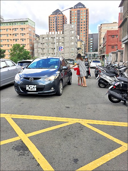 部分非營利幼兒園門口道路狹窄，家長接送幼兒臨時停車，可能造成交通阻塞。（記者周敏鴻攝）