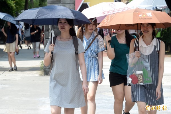 台灣明天的天氣不穩，各地皆有局部陣雨會雷雨的發生機率，但白天各地仍是達35度的高溫；另外全台紫外線也都處過量與高量級，空品則是普通至良好級。（資料照）