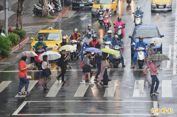 今日受到熱帶性低氣壓及颱風外圍環流影響，各地天氣仍不穩，北部、南部、恆春半島及宜花地區易有短暫陣雨或雷雨。（資料照）