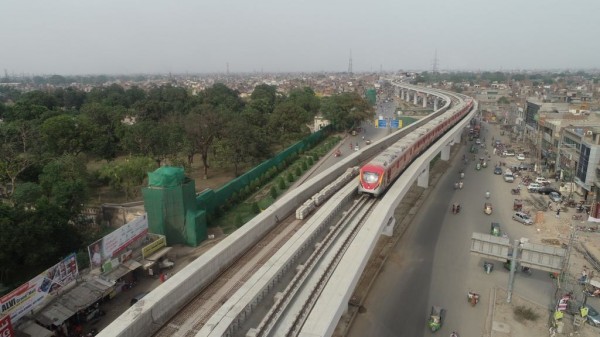中國在巴基斯坦拉合爾建造的「橙線」大眾捷運系統，原本是中國可向世界炫耀的「一帶一路」指標性成就，但據外媒報導，這項工程問題叢生，讓巴國債台高築。（圖取自Orange Line Metro Train Lahore臉書專頁）