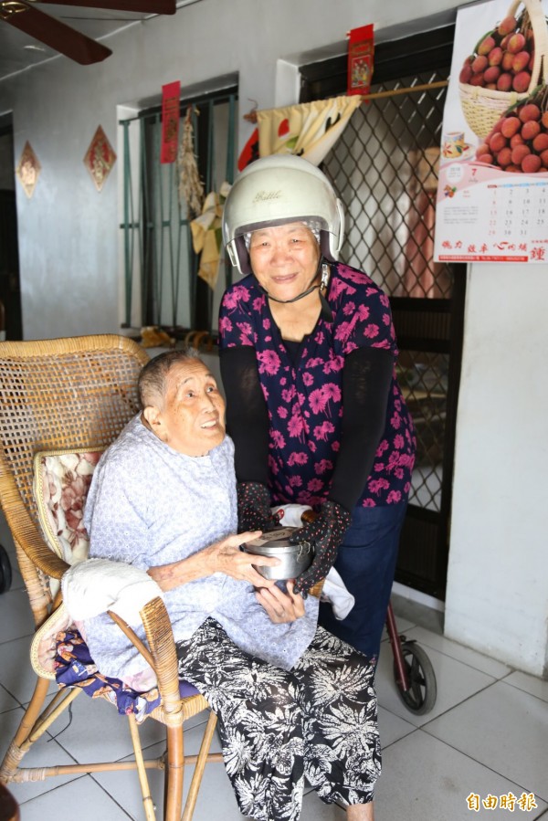 70歲的楊榮菊（右）也是志工之一，每天親自將便當送到社區長輩家中。（記者邱芷柔攝）